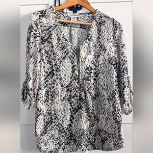 Zip-up with rolled sleeves blouse